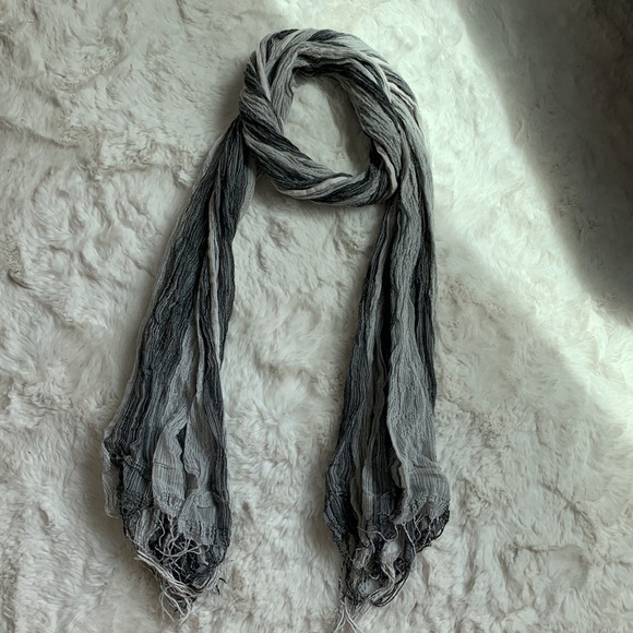 Light grey and white woven polyester scarf - Picture 10 of 10